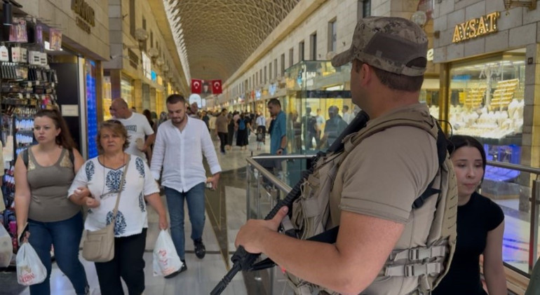 Esnafın kabusu olmuşlardı Özel harekat, otomatik silahlarla nöbet tutuyor