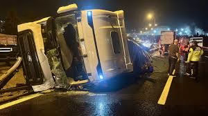 Anadolu Otoyolu’nda devrilen granül yüklü tırın sürücüsü yaralandı
