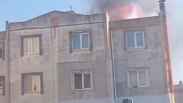 3 katlı binanın çatısı alev alev yandı