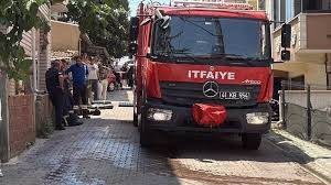 Kocaeli’de 4 katlı binanın çatısı yangında hasar gördü