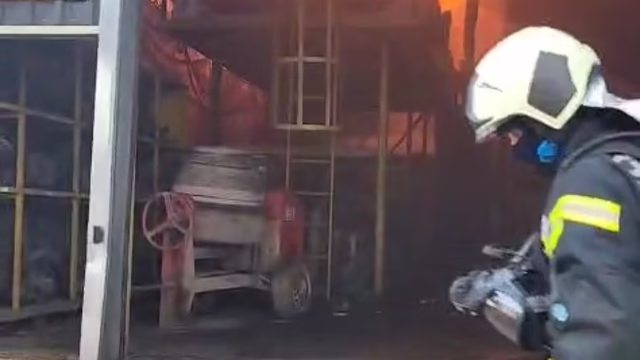 Kocaeli’de fabrika yangını söndürüldü