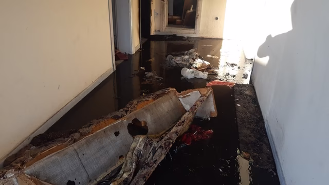 Kocaeli’de metruk binayı ateşe verdiler