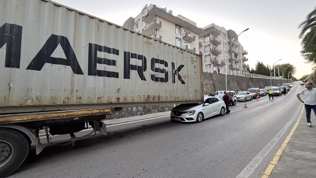 Üst geçide çarpan TIR’ın dorsesindeki konteyner, otomobilin üzerine kaydı
