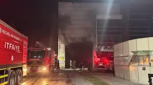 Kocaeli’de geri dönüşüm fabrikasında çıkan yangın söndürüldü