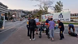 Kocaeli’de trafik levhasına çarpan motosikletteki 2 kişi yaralandı