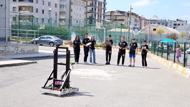 Geliştirdikleri robotla katıldıkları ilk yarışmada ödül kazanan liseliler hedef büyüttü