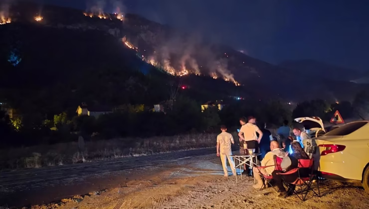 Karabük’te orman yangınını kamp sandalyesine yaslanıp izlediler