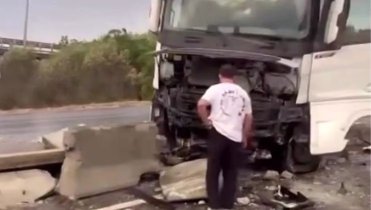 Kocaeli D-100 Karayolu’nda Tır Kazası: Beton Bariyerlere Çarptı