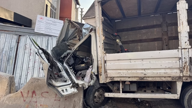 Kocaeli’de beton bloka çarpan kamyonetin sürücüsü yaralandı