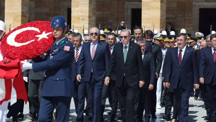 Yine boş geçmediler! İşte Cumhurbaşkanı Erdoğan’ın Anıtkabir’e yürüdüğü esnada atılan slogan