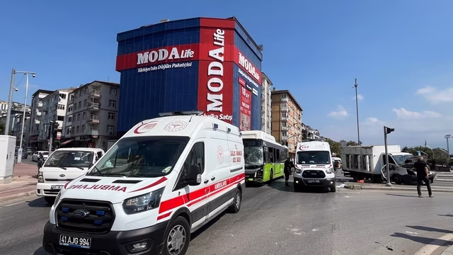 Kavşakta belediye otobüsü ile kamyonet çarpıştı; 1’i çocuk, 5 yaralı