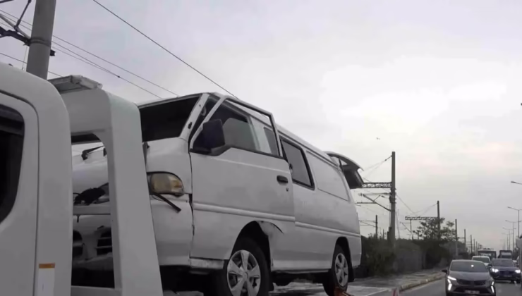 Kocaeli’de Kontrolden Çıkan Minibüs Devrildi: Sürücü Yaralı