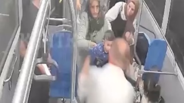 Otobüste nefes borusuna cips kaçan çocuğu, şoförün ‘Heimlich’ manevrası kurtardı