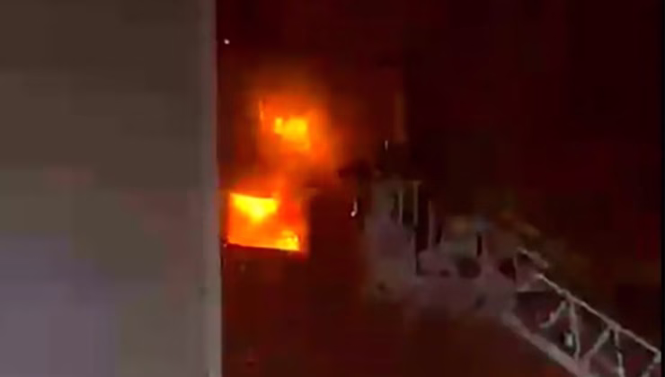 4 katlı mobilya deposunda yangın: Ürünler kullanılamaz hale geldi