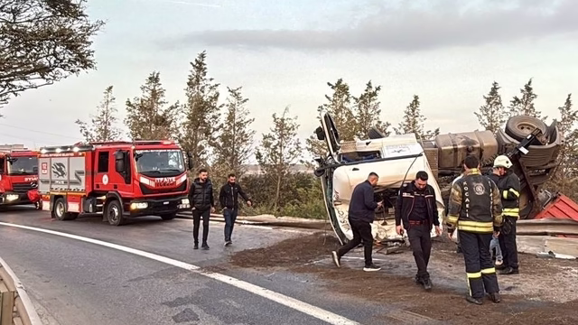 Anadolu Otoyolu’nun bağlantı yolunda devrilen tırın sürücüsü yaralandı