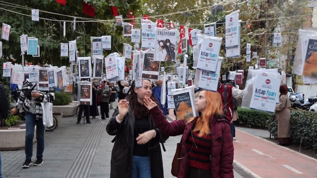 Asırlık çınarlara asılan 5 bin kitap dakikalar içinde toplandı