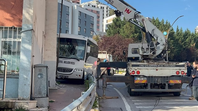 Cenaze dönüşü, polis ve yakınlarını taşıyan midibüs duvara çarptı: 3’ü polis, 7 yaralı