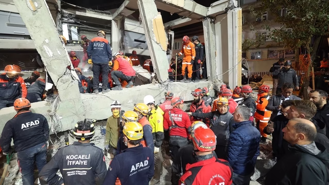 EVLERİNDEN TAHLİYE EDİLEN VATANDAŞLAR SOSYAL TESİSTE KALACAK