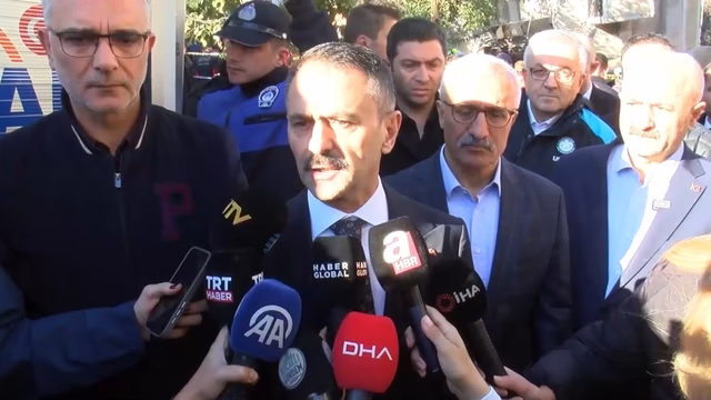 Gebze’de bina çöktü; 5 kişilik aileye ulaşılmaya çalışıyor