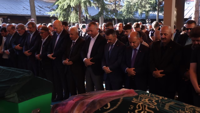 Gebze’de çöken binada yaşamını yitiren aynı aileden 4 kişi toprağa verildi