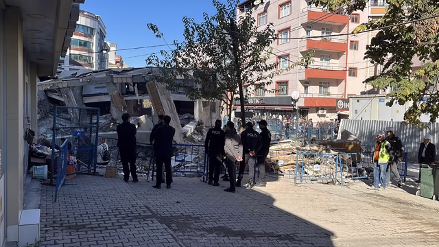 Gebze’de çöken binanın enkazı savcıların incelemesi sonrası kaldırılacak (2)