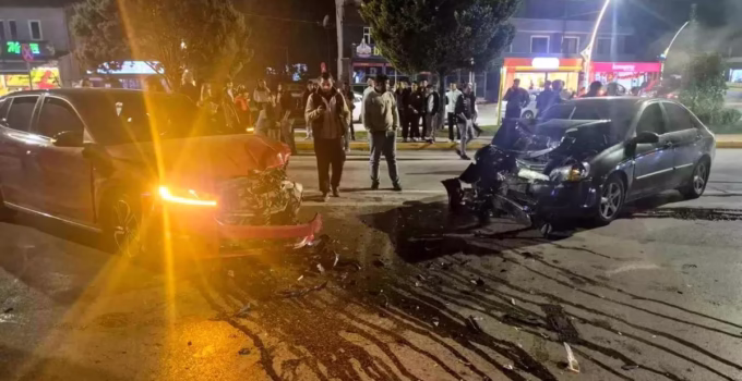 Kartepe’de Kaza: İki Otomobil Kafa Kafaya Çarpıştı, 2 Yaralı