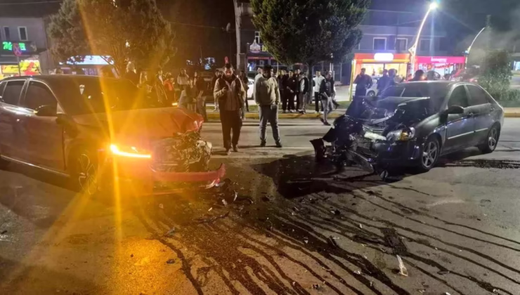 Kartepe’de Kaza: İki Otomobil Kafa Kafaya Çarpıştı, 2 Yaralı