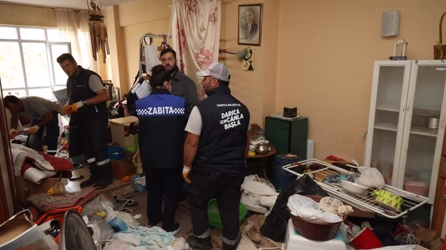 Kocaeli’de bir evden 2 kamyon çöp çıktı