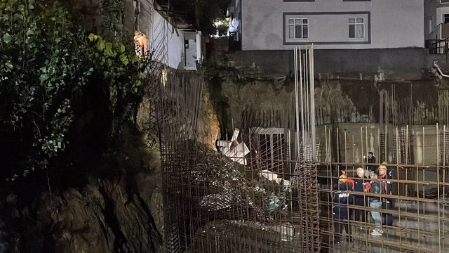 Kocaeli’de müstakil evin duvarının çökmesi nedeniyle bina boşaltıldı