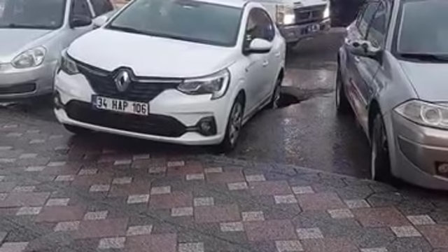 Otomobilin arka tekeri göçüğün içinde kaldı