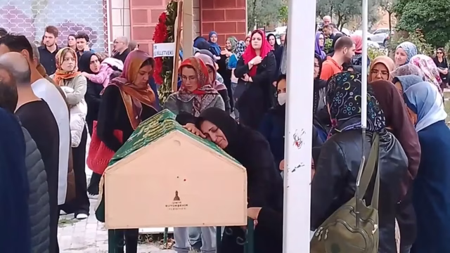 Silodaki patlamada ölen eşinin tabutuna sarılarak ağladı