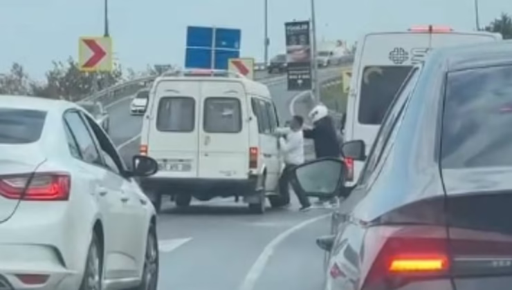 Şoförüyle tartıştıkları minibüse sopa ve kaskla saldırdılar