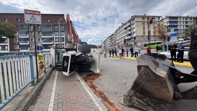 TIR’ın üzerindeki asfalt silindiri devrildi: 1 yaralı