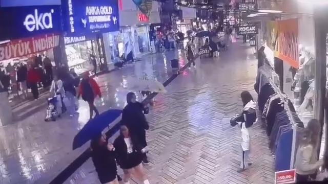 Üniversiteli kızın eteğini tutarak tepki gösterip darbeden kadın gözaltına alındı