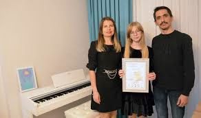 “Mutlak kulak” Aylin, uluslararası piyano yarışmasından birincilikle döndü