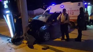 Kocaeli’de bisikletliye çarpmamak için manevra yapan otomobil direğe çarptı: 5 yaralı