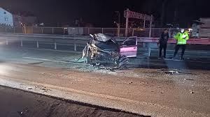 Demir bariyerlere çarpan otomobil parçalandı: Sürücü yaralandı