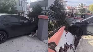 El freni çekilmeyen otomobil bahçe duvarını yıktı