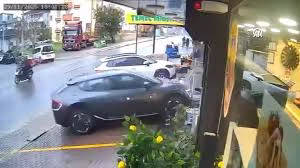 Kocaeli’de kontrolden çıkan SUV tipi aracın iş yerine girmesi kamerada