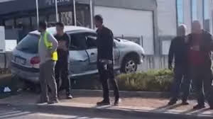 Kocaeli’de otomobil yayalara çarpıp refüje çıktı: 1’i ağır 2 yaralı