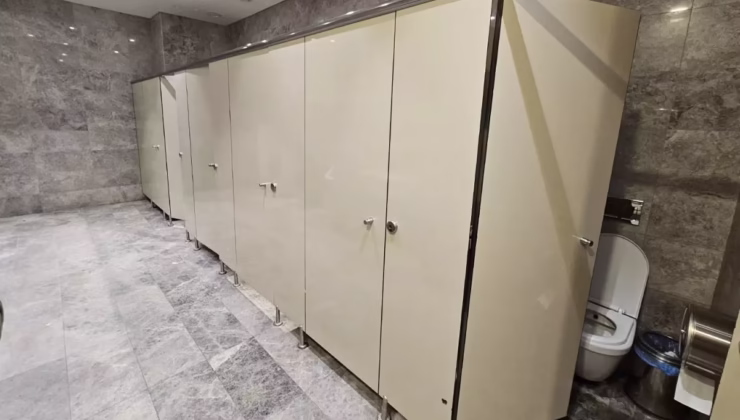 AVM çalışanı kadınlar tuvaletinde kabusu yaşadı! Kabinin altından…