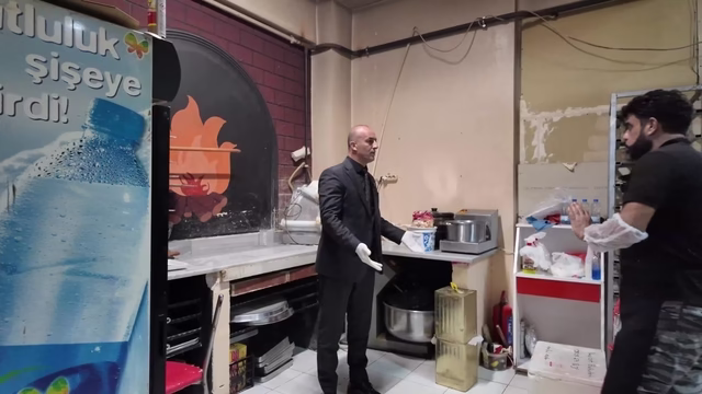 Başkan yardımcısının ani denetimi hijyensizliği ortaya çıkardı: “Burası pislik içinde”Tatlı imalathanesinde mide bulandıran görüntüler