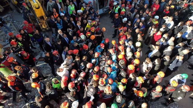 Gebze’de enkazdan sağ kurtulan Dilara, hastaneden taburcu olduAilesinin mezarını ziyaret edip dua etti