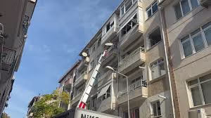 Kolonlarında çatlaklar tespit edilen 5 katlı bina mühürlendiDarıca’da altında iş yeri bulunan riskli bina tahliye edildi