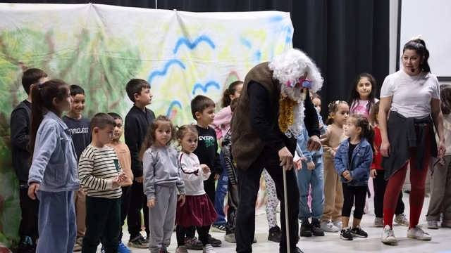 Kartepe’de hem büyüklere hem küçüklere tiyatro ziyafeti