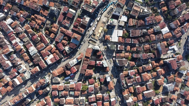 Kocaeli’de yıkılan binanın yakınındaki binalar tahliye edildi; ekipler inceleme başlattı (3)