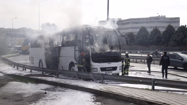 Kocaeli’de yolcu otobüsü yangında kullanılamaz hale geldi