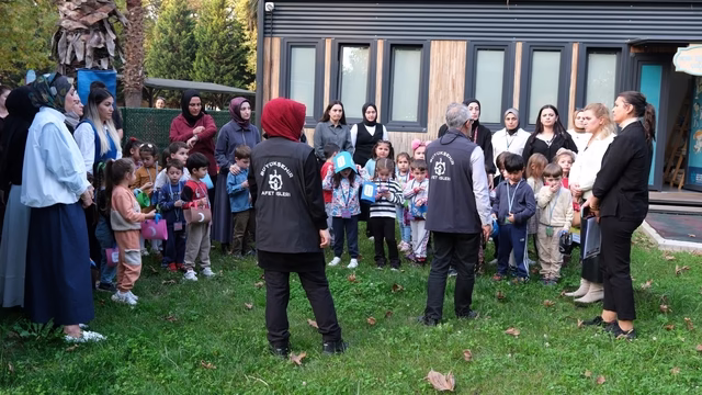 Minikler hem deprem çantası hazırladı hem “çök-kapan-tutun” yaptı