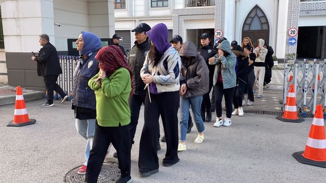 “Sahte bungalov” çetesine dev operasyon: Hesaplarında 35 milyon TL hareketlilik tespit edildiKocaeli merkezli 11 ilde “sahte bungalov” operasyonu: 37 gözaltı