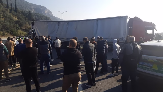 TEM’de, karşı yöne geçen TIR, 3 araçla çarpıştı